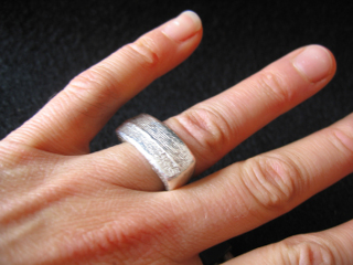 HAND MIT RING